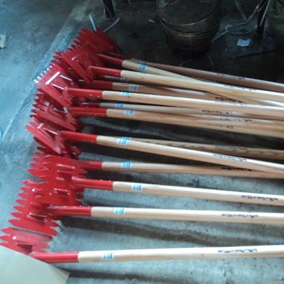 DIY-Dachprojekte werden mit einer maßgeschneiderten Dachspade und einem langen Holzgriff einfach