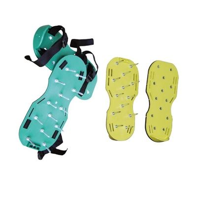 Rasenpflege mit Nagelventilatorsandalen für einen gesünderen Garten